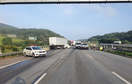 Acidente entre caminhões, carro e motocicleta na Rodovia dos Bandeirantes