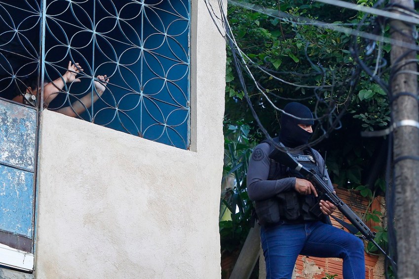 Policiais fazem nova busca por crianças desaparecidas em Belford Roxo / Foto: Luciano Belford/Agência O Dia/Estadão Conteúdo