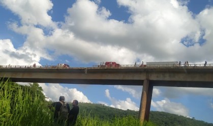 Caminhão cai de ponte em João Monlevade (MG) um mês após acidente de ônibus