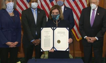 A democrata Nancy Pelosi apresenta o texto que oficializa o 2º impeachment de Do