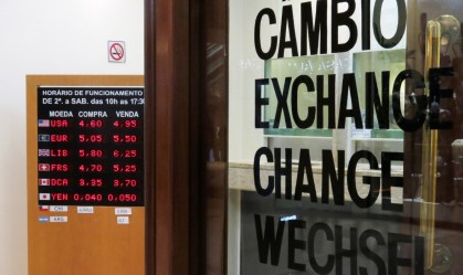 Considerada inflação, dólar não é recorde, mas tem maior valor desde 2004