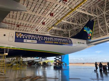 Avião da Azul tem inscrição "Brasil imunizado, somos só uma nação'