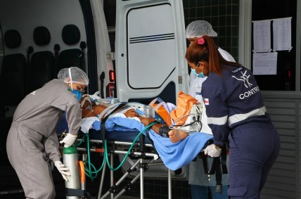 Transferência de paciente entubado em hospital de Manaus