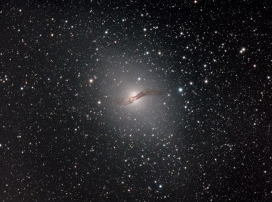 Imagem profunda da galáxia Centaurus A, feita com mais de 40 horas de exposição