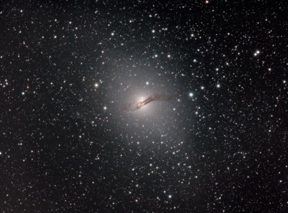 Imagem profunda da galáxia Centaurus A, feita com mais de 40 horas de exposição