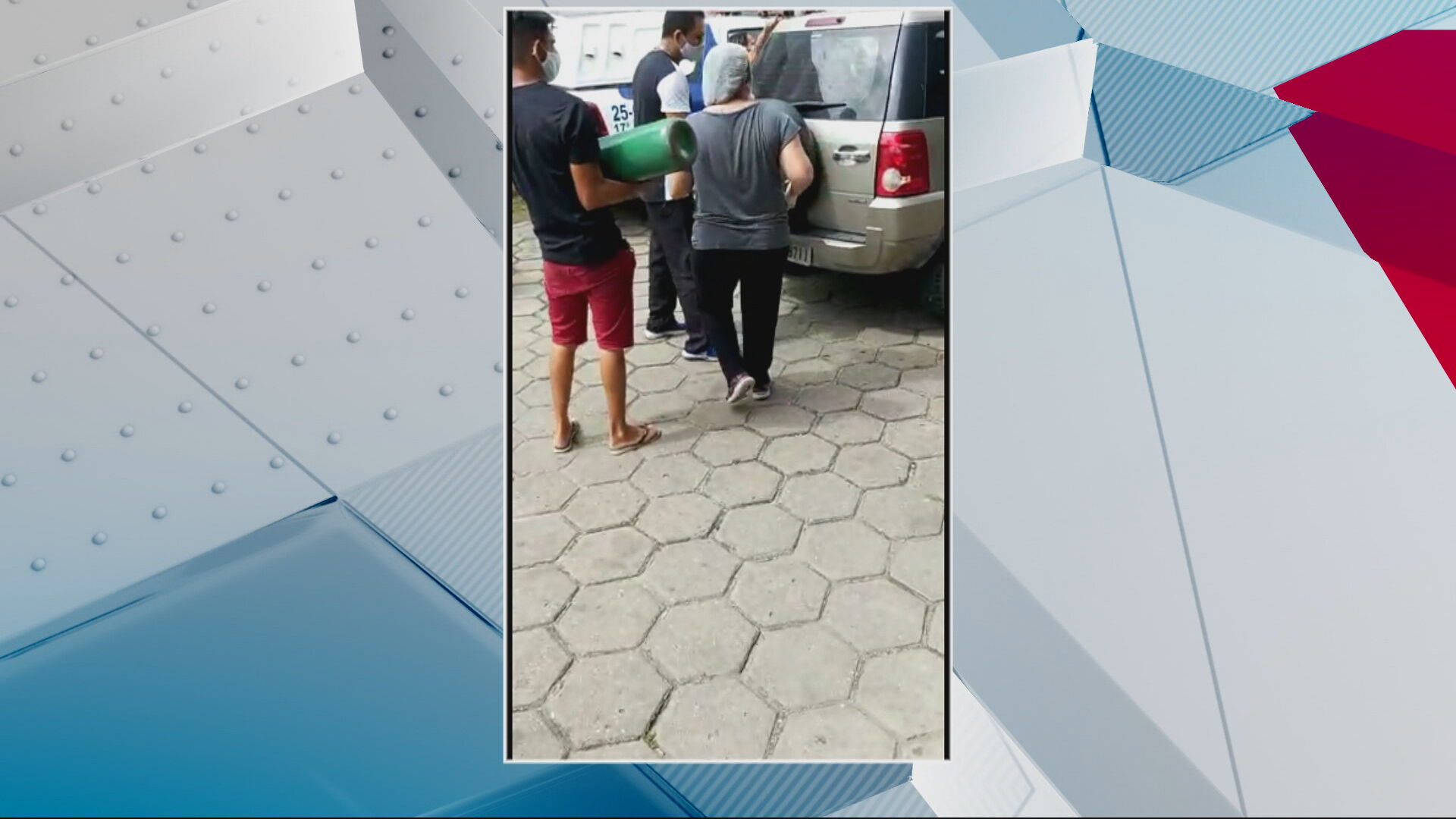 Vídeo mostra o momento em que família carrega cilindro de oxigênio para paciente