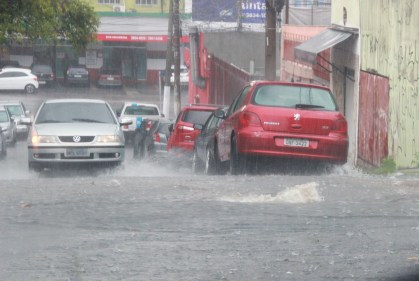 Ponto de alagamento na zona norte de São Paulo durante forte chuva