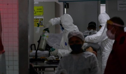Paciente com Covid-19 recebe atendimento médico em Manaus