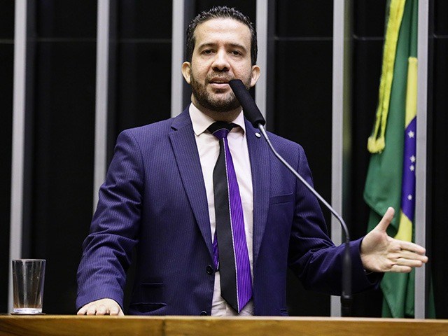 Janones diz que cumprirá exigências do TSE para reativar “Exército de Lula”