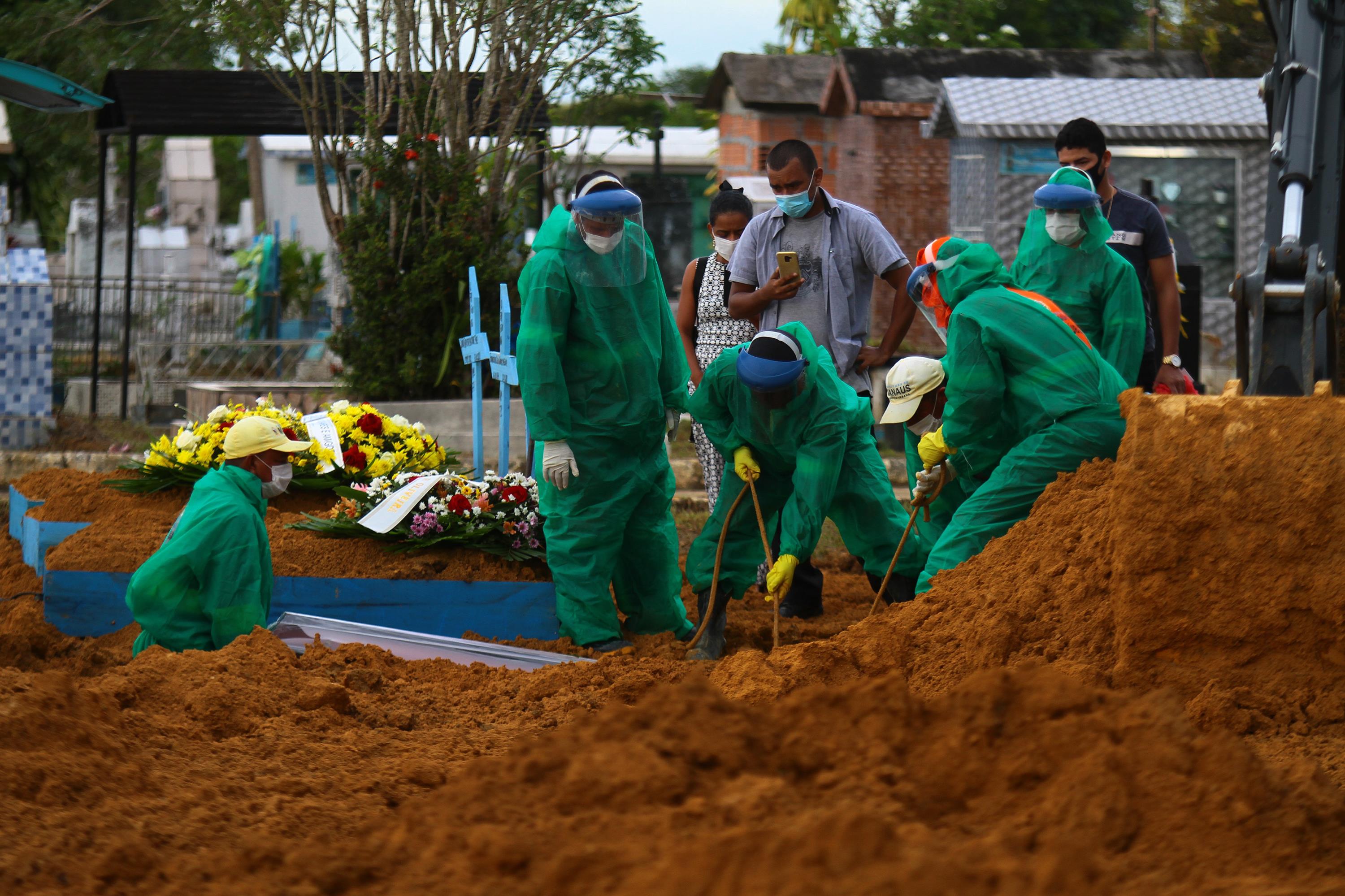 Enterro de vítima da Covid-19 no Cemitério Nossa Senhora Aparecida em Manaus 