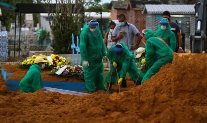 Enterro de vítima da Covid-19 no Cemitério Nossa Senhora Aparecida em Manaus 