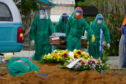 Enterros de pessoas que faleceram por causa da Covid-19 