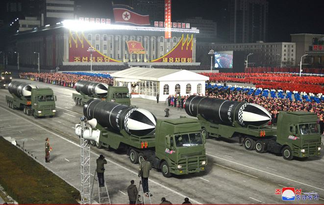 Mísseis balísticos lançados por submarino durante um desfile militar