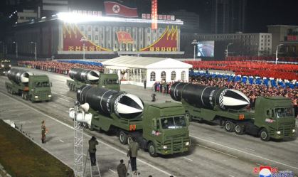 Mísseis balísticos lançados por submarino durante um desfile militar