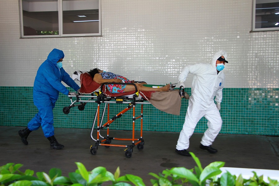 Mulher com Covid-19 chega para atendimento em pronto socorro no Amazonas