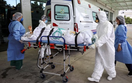 Paciente é transferido de ambulância para hospital em Manaus