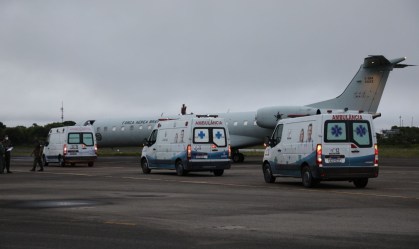 Ambulâncias com pacientes com novo coronavírus chegam ao aeroporto de Manaus