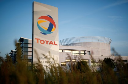 Logo da petroleira Total fotografado em Donges, na França 25/11/2020