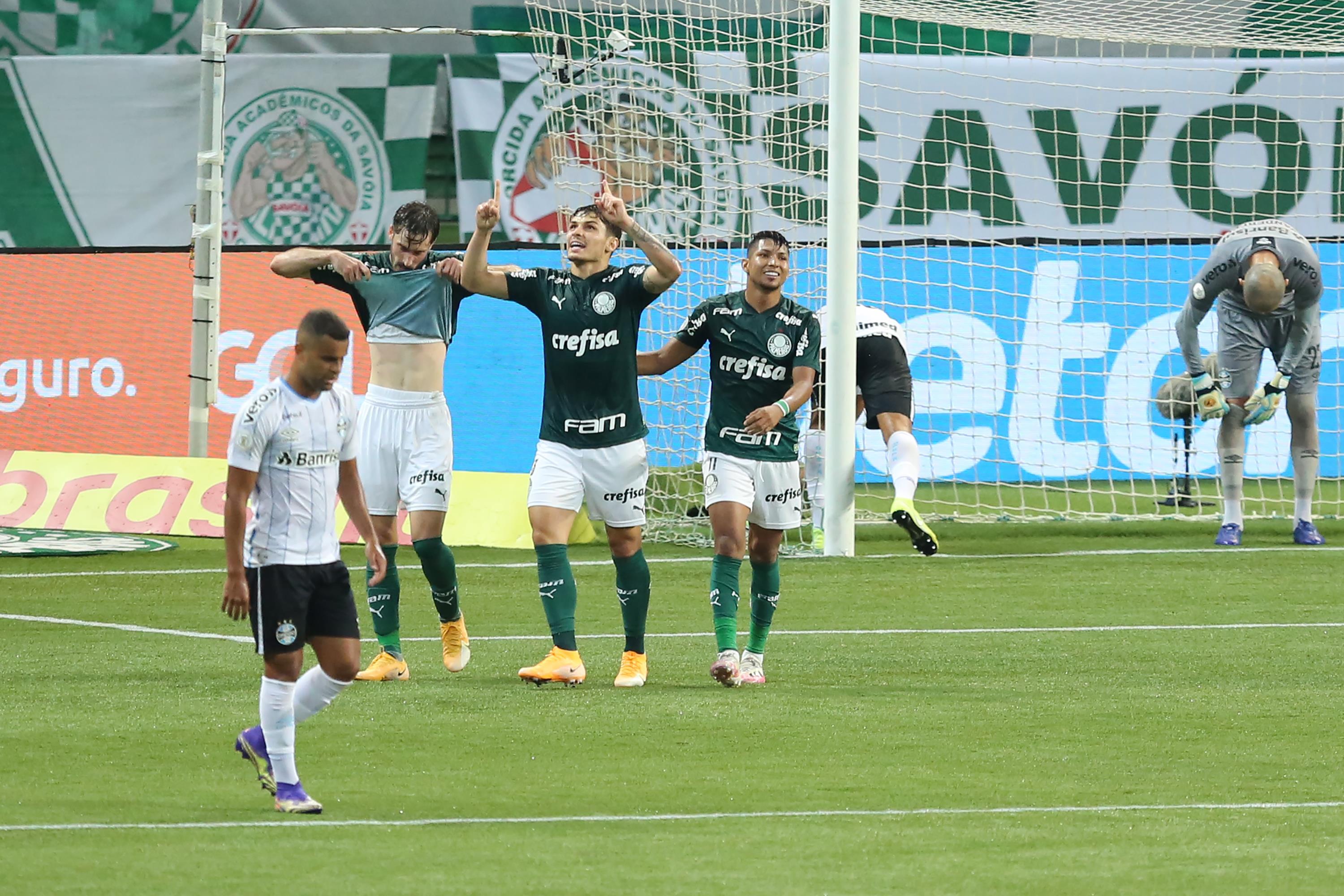 Raphael Veiga comemora seu gol no empate de 1 a 1 entre Palmeiras e Grêmio (15.j