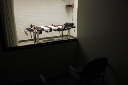 Câmara da morte com maca para aplicação de injeção letal