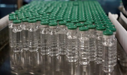Recipientes de vacina de Oxford/AstraZeneca no Serum Institute da Índia