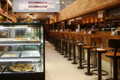 Restaurante vazio em São Paulo em meio à pandemia de coronavírus