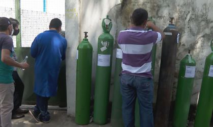Moradores fazem fila para conseguir cilindros de oxigênio em Manaus
