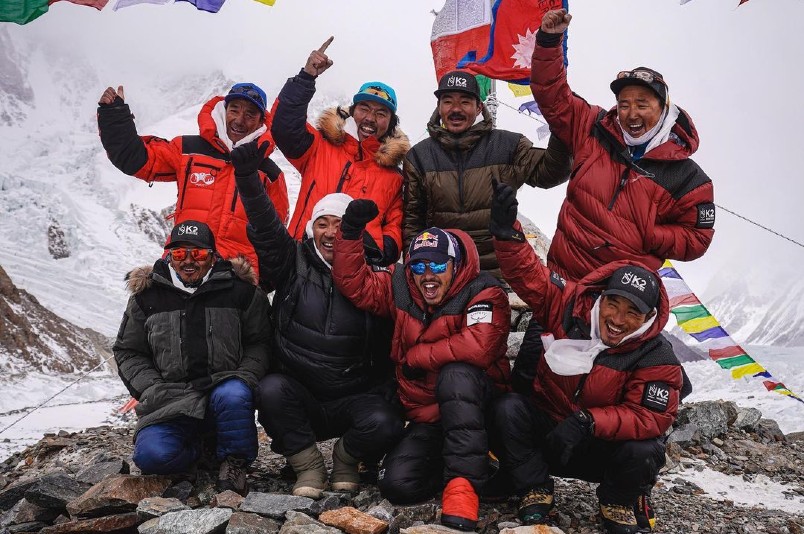 Montanhistas alcançaram o pico do K2 neste sábado, fato histórico
