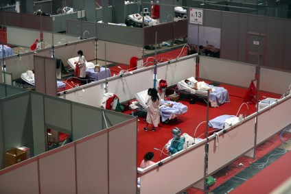 Hospital de campanha em Madri trata infectados por COVID-19