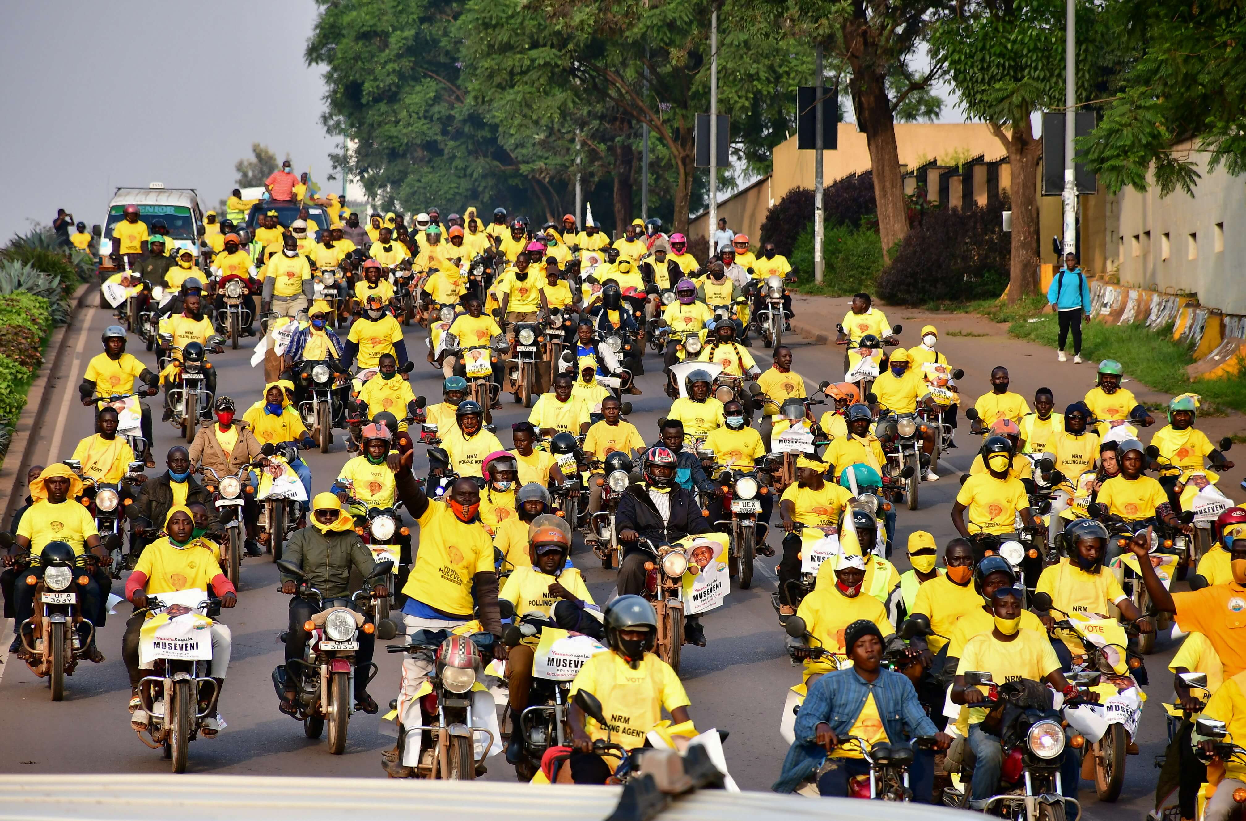 Apoiadores do presidente de Uganda Yoweri Museveni comemoram vitória