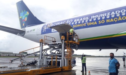 Carga de oxigênio é descarregada no aeroporto de Manaus