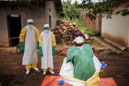Médicos cuidam de paciente do ebola, na África