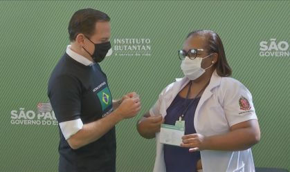 João Doria e Mônica Calazans, primeira brasileira a receber a Coronavac