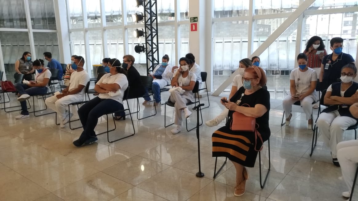 Sala de espera para vacinação no Hospital das Clínicas de SP