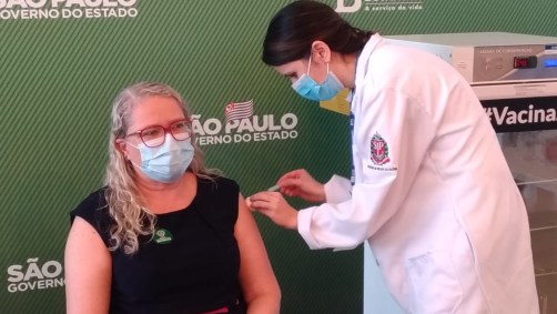 Profissional da saúde é vacinada no Hospital das Clínicas de São Paulo
