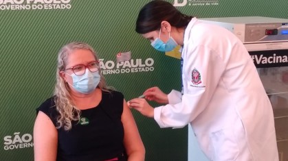 Profissional da saúde é vacinada no Hospital das Clínicas de São Paulo