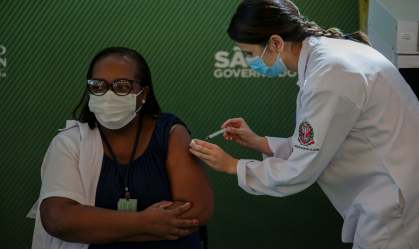 Avançamos muito bem, diz imunologista em aniversário de vacinação no Brasil