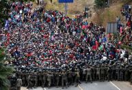 Com golpes de varas, Guatemala contém caravana de imigrantes rumo aos EUA
