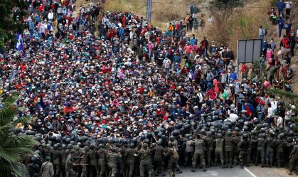 Com golpes de varas, Guatemala contém caravana de imigrantes rumo aos EUA
