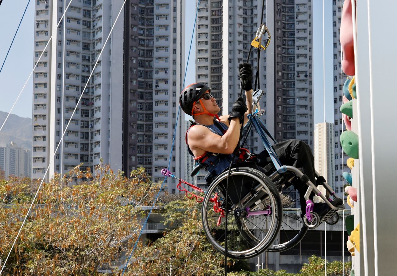Paraplégico desde um acidente de carro em 2011, Lai Chi-wai escalou 250 metros 