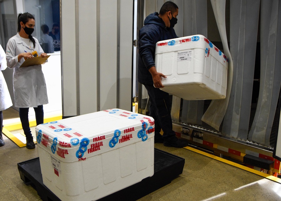 Caminhões são carregados com a vacina Coronavac, produzida pelo Instituto Butant