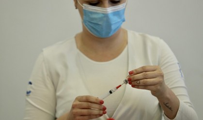 Enfermeira prepara aplicação da vacina da Coronavac em São Paulo