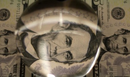 Dólar sobe 2,5%, a R$ 5,668, e renova recorde após saída de Moro