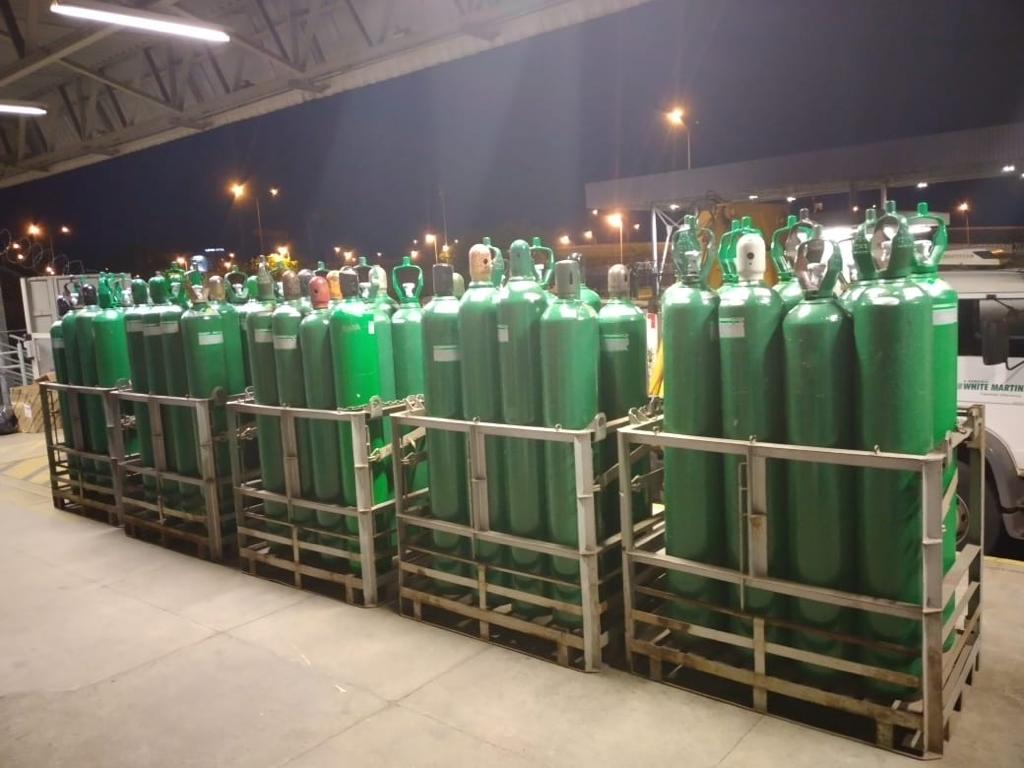 Cilindros de oxigênio doados pela JBS