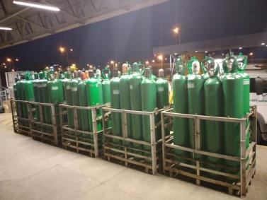 Cilindros de oxigênio doados pela JBS