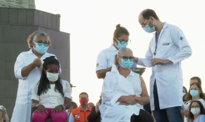 A técnica de enfermagem Dulcinéia da Silva Lopes, 54 anos e Teresinha da conceiç