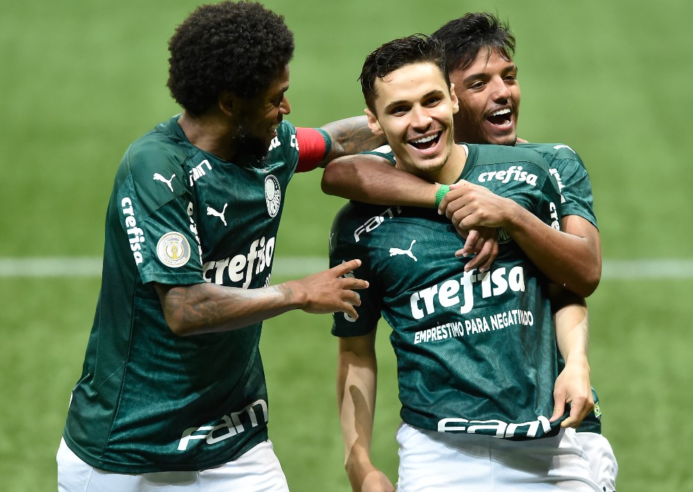 O artilheiro Raphael Veiga marcou dois dos quatro gols da vitória do Palmeiras