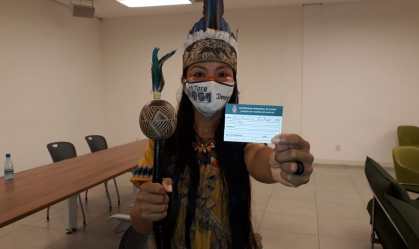 Enfermeira indígena vacinada em Manaus
