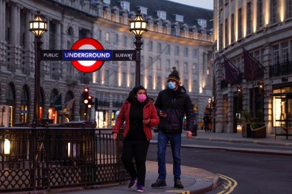 Pessoas caminham com máscaras na Regent Street, em Londres