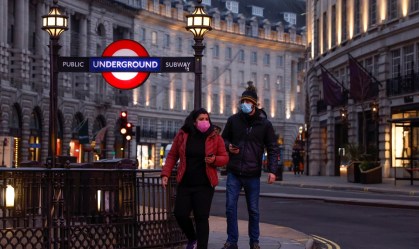 Pessoas caminham com máscaras na Regent Street, em Londres
